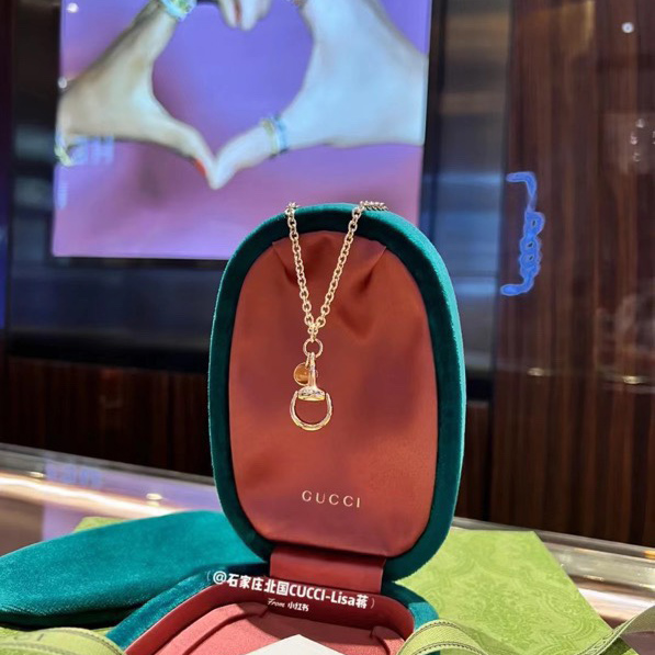 G*u*i necklaces
